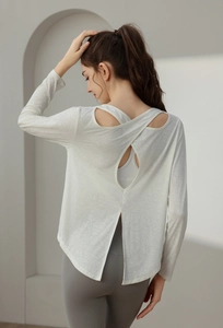 Detailansicht des weißen Langarm-Yogashirts mit Rückenausschnitt und Jacquard-Muster