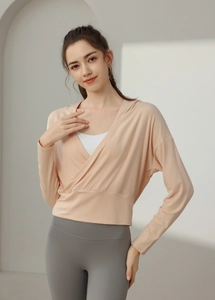 Vue détaillée du sweat de yoga respirant avec col en V croisé et capuche rose abricot