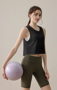 Détail du gilet de sport en mesh ample et du short de yoga vert pour femmes
