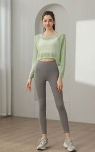 Détail d'un haussement d'épaules de yoga vert menthe protecteur solaire et legging gris
