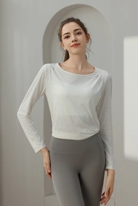 Detailstruktur der weißen Langarm-Yoga-Überzieher mit atmungsaktivem Jacquard-Muster