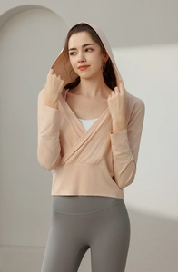 Détail du sweat à capuche de sport avec col en V croisé unique pour femmes