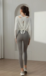 Detail der Cross-Back Yoga-Oberteil mit Taillenbindung und hoher Taille Leggings