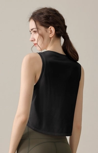 Détail du débardeur de sport noir avec texture en maille respirante et dos ouvert