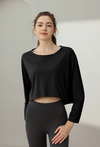 Détail d'un haut court noir à manches longues pour le yoga en tissu jacquard respirant