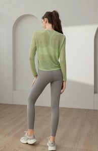 Vue de dos d'un haut de yoga en mesh vert clair et d'un legging gris de sport