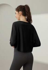 Vue arrière du haut de yoga ample à manches longues noir en tissu de sport respirant