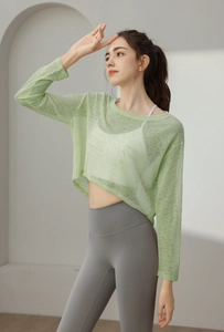 Détail du crop top de yoga vert clair semi-transparent en maille tricotée respirante