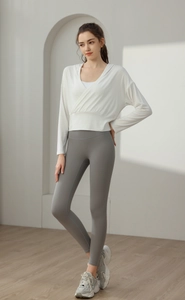 Détails de la tenue de yoga avec haut blanc à capuche et legging gris taille haute