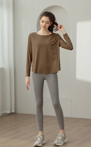Detail eines lockeren, langärmeligen Jacquard-Yoga-Tops aus braunem Nylon-Gewebe
