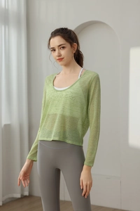 Détail du haut de yoga vert clair respirant avec coupe ample et manches longues