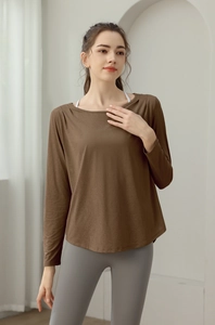 Detail eines lockeren dunkelbraunen langärmligen Yoga-Oberteils mit Jacquard-Struktur