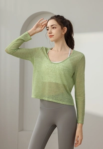 Vue détaillée du haut de yoga léger en maille vert clair avec une coupe courte crop