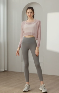 Vue complète d'un haut de yoga rose en mesh avec un legging gris à taille haute