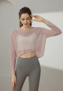 Détail de la couverture de yoga rose translucide à manches longues et protection solaire ample
