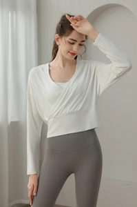 Détail du sweat à capuche de yoga blanc pour femme avec col en V et texture de tissu doux