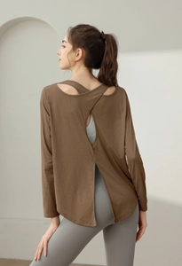 Detailansicht des langärmligen Yoga-Oberteils mit offenem Rücken und Smaragd-Jacquard-Stoff