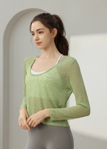Détail du tissu en maille respirante vert clair pour ce haut de sport yoga femme
