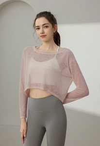 Détail du haut de yoga ample rose protection solaire en tissu d'acétate respirant
