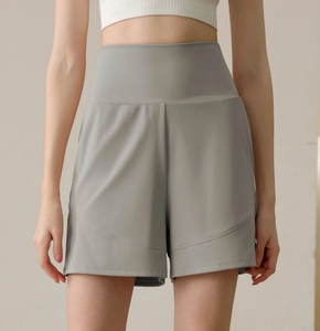 Detail of high-waisted grey sports shorts with high-elasticity quick-dry matte fabric