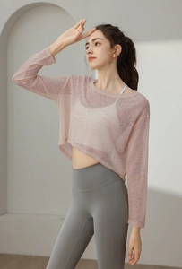 Détail du cache-cœur de yoga rose clair transparent montrant la texture tricotée