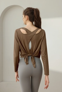 Dunkelbraunes Langarm-Yoga-Top mit offenem Rücken und verstellbarem Schleifendetail unten