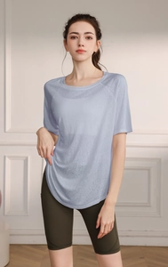 Breathable light blue yoga t-shirt with side slit and green cycling shorts set
