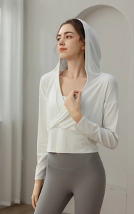 Détail d'un sweat à capuche de sport blanc avec col en V croisé et tissu respirant