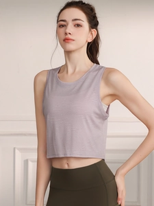 Haut de sport court sans manches violet clair avec motif géométrique ajouré pour le yoga