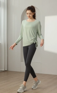 Detail von losem Yoga-Oberteil mit verstellbarem Kordelzugsaum und schmalen Ärmeln