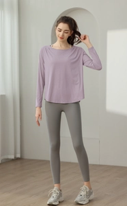 Detail eines lockeren lila Langarm-Yoga-Oberteils mit abgerundetem Saum und Jacquard-Muster