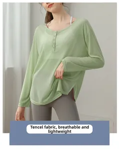 Détail du tissu Tencel vert clair respirant sur ce haut de yoga ample à manches longues