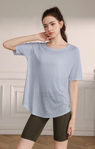 Detail of breathable light blue yoga shirt with a mesh texture and rounded hem design