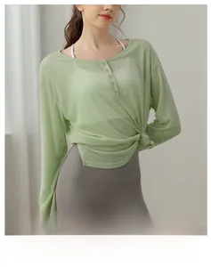 Détail du haut de yoga vert clair montrant la patte de boutonnage et le tissu en maille