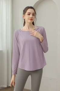 Detail von lockerem lavend Lavendel-Yoga-Oberteil mit Jacquard-Struktur und Schulterfalten