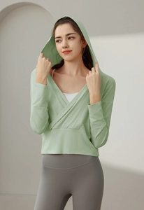 Détail d'un sweat à capuche sport vert clair avec un design unique à col en V croisé
