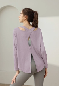 Detail eines hellvioletten Langarm-Yoga-Tops mit offenem Rücken und Schlitz am Saum