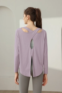 Rückansicht des lila Langarm-Yogashirts mit überkreuzten Trägern und offenem Rückendesign
