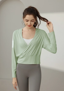 Détail du sweat à capuche de yoga vert clair avec taille croisée et tissu respirant