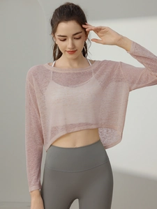 Haut de yoga rose ample avec protection solaire, brassière blanche et legging taille haute gris