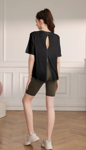Detail view of the open-back slit design on breathable black yoga sports t-shirt