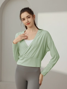 Détail de la coupe croisée en V et de la texture côtelée sur ce sweat de yoga vert