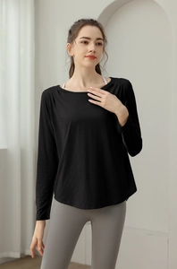 Detail eines schwarzen langärmeligen Yoga-Oberteils aus atmungsaktivem Jacquard