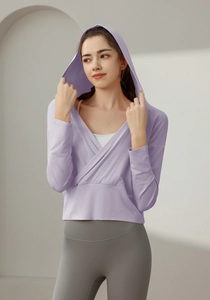 Détail d'un sweat à capuche sport violet clair avec col en V croisé et design ergonomique