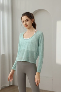 Détail du haut de yoga en maille vert menthe à manches longues avec tissu respirant
