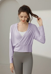 Détail du sweat à capuche de sport lilas avec coupe cache-cœur et tissu texturé