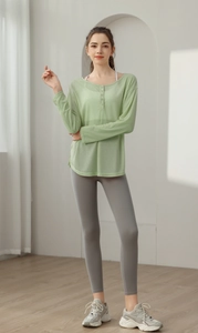 Détail du haut de yoga côtelé vert clair avec col à boutons et texture de tissu respirant