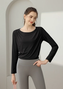 Detail eines lockeren schwarzen Langarm-Yoga-Tops aus atmungsaktivem Jacquard-Gewebe