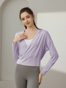 Détail du sweat à capuche de yoga lavande avec texture côtelée respirante pour femme