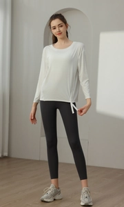 Detail eines lockeren Sportoberteils mit verstellbarem Kordelzugsaum für Damen